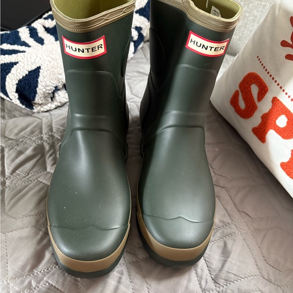 BRAND NEW Hunter Dark Green Boots with Tan Trim - Picture 1 of 3